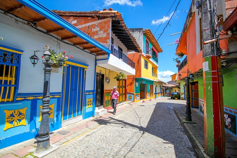 jessica-devnani-guatape-colombia-colorful-town-designboom-02