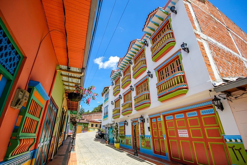jessica-devnani-guatape-colombia-colorful-town-designboom-03
