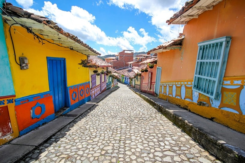jessica-devnani-guatape-colombia-colorful-town-designboom-04