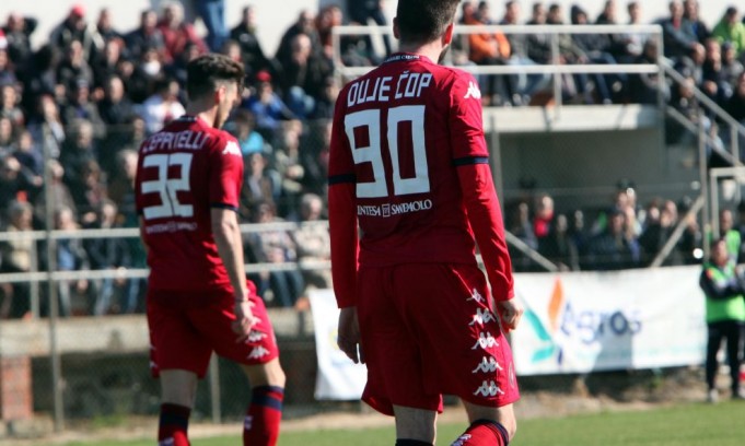 Οπαδοί της Κάλιαρι έδειραν τους παίκτες