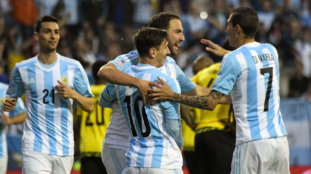 argentina-celebrate-higuain-goal-jamaica_8liguccxkgcl1otadoytm5c7q