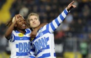 Michael de Leeuw (r) met De Graafschap speler (l) Ziguy Badibanga25444000