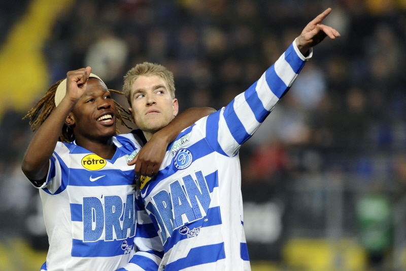 Michael de Leeuw (r) met De Graafschap speler (l) Ziguy Badibanga25444000