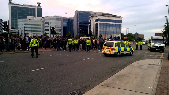 Ξύλο οπαδών της Μπριζ με αστυνομία έξω από το «Ολντ Τράφορντ»