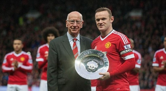 Εξέδρα του «Ολντ Τράφορντ» παίρνει το όνομα του Σερ Μπόμπι Τσάρλτον