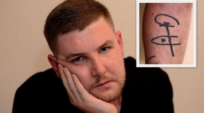 Έκανε τατουάζ τον Άνταμ Τζόνσον και τώρα το βγάζει