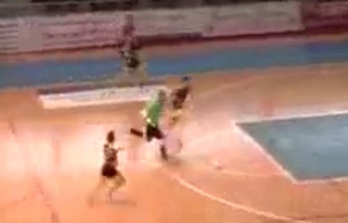 Τερματοφύλακας… αφηνίασε και έβαλε γκολάρα σε αγώνα futsal!