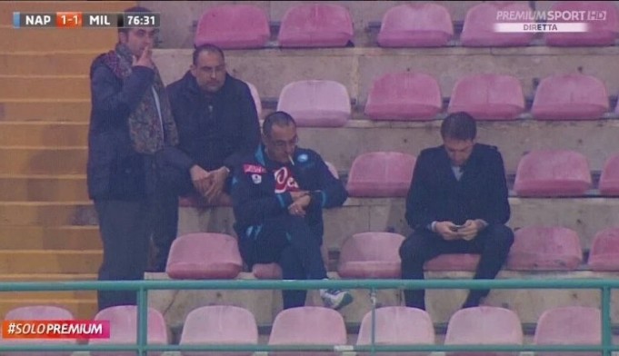 Άναψε και το τσιγαράκι του ο Σάρι μετά την αποβολή…