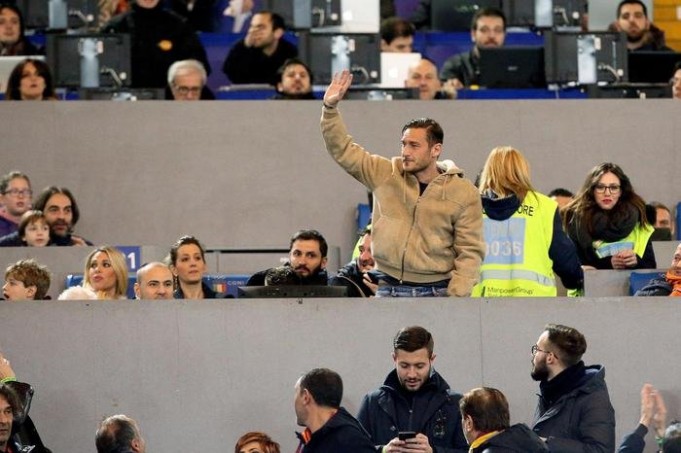 Σφυρίγματα κατά Σπαλέτι, αποθέωση σε Τότι