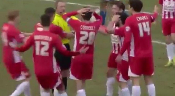 Δεν γίνονται αυτά: Σφύριξε λήξη ενώ… έμπαινε γκολ!