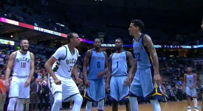 Απίστευτο επεισόδιο στον αγώνα των Μπακς