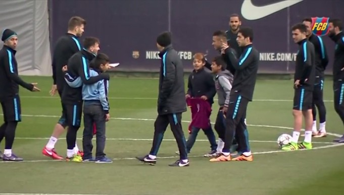 Παιχνίδι με παιδιά στην τελευταία προπόνηση της Μπαρτσελόνα!