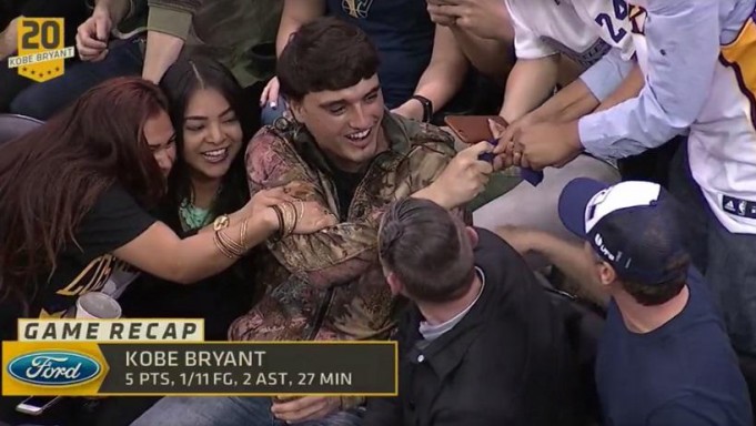 Μάχη στην εξέδρα για ένα ενθύμιο του Κόμπι