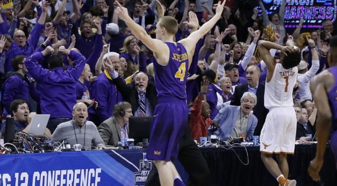 Απίθανο buzzer-beater από το κέντρο και «βόμβα» στο NCAA