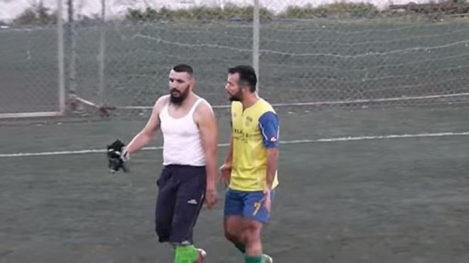 ΕΠΙΚΟ: τερματοφύλακας έβγαλε τα γάντια και έφυγε την ώρα του αγώνα (vid)