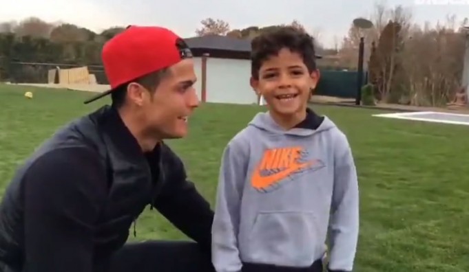 Ο Κριστιάνο παίζει μπάλα και μαθαίνει σημάδι στον γιο του