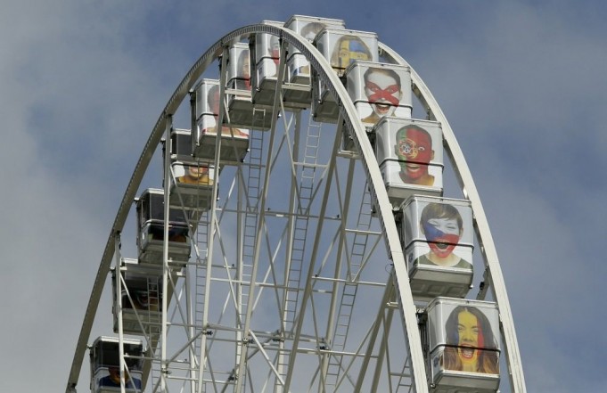 Στολίστηκε το Παρίσι και περιμένει το Euro!
