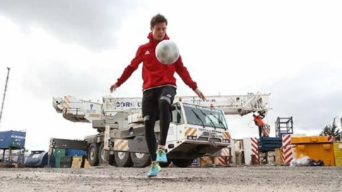 Ένας freestyler ποδοσφαιριστής σπάει το ρεκόρ του Μέσι