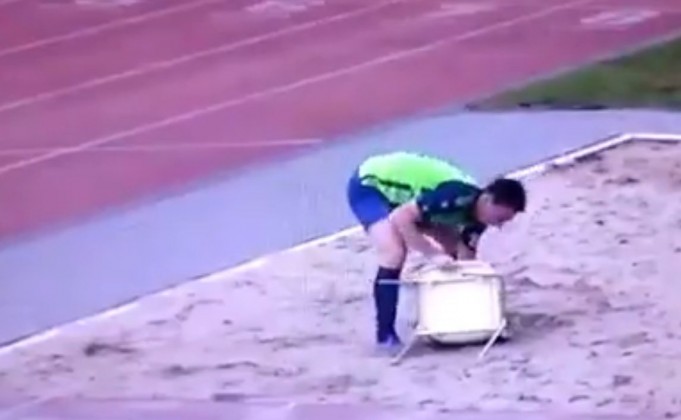 Στη Γερμανία έχουν τον τρόπο: Καλύπτουν τρύπα σε γήπεδο με χώμα!