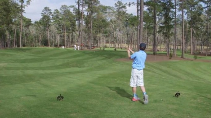 Μπάλα στην τρύπα με ένα χτύπημα από 11χρονο γκολφέρ!