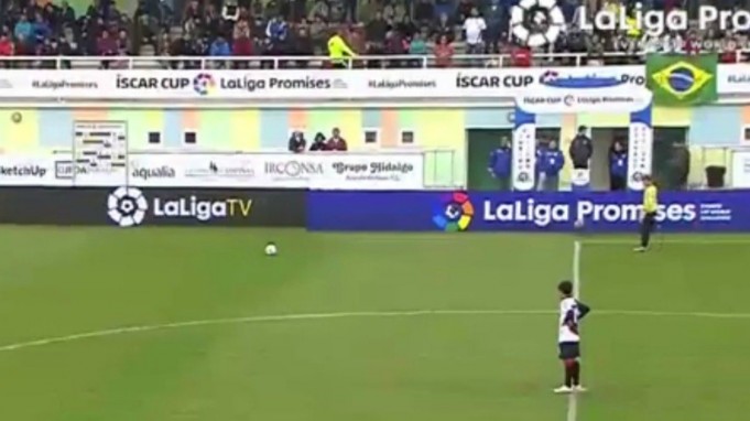 Πιτσιρικάς τερματοφύλακας σκοράρει από το… σπίτι του!