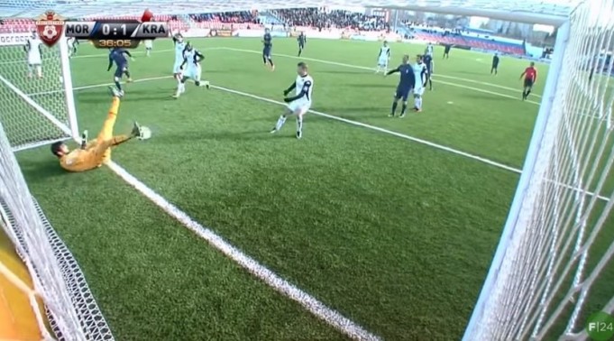 Τρομερή απόκρουση πεσμένου πορτιέρο, με το πόδι, πάνω στη γραμμή!