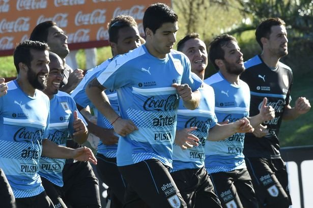 luiz-suarez-warms-up-with-uruguays-national-team
