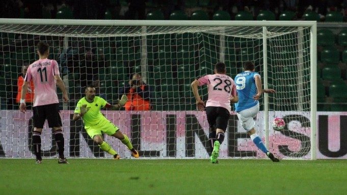 Κέρδισε και παρέμεινε στο -3 η Νάπολι