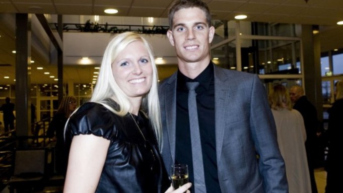 Τον κεράτωσε και διέλυσε την ομάδα!