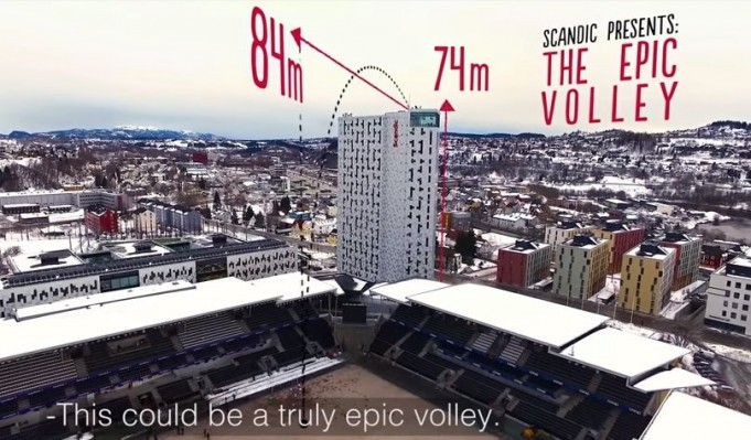 Σέντρα για γκολ από την… ταράτσα ξενοδοχείου!