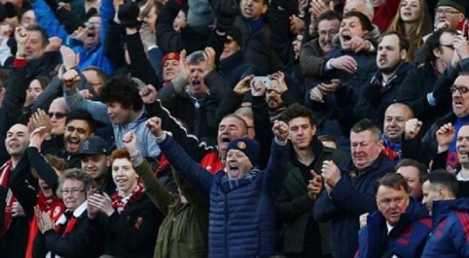 Μοιράζει δωρεάν φανέλες στο Ευρωπαϊκό ντέρμπι η Γιουνάιτεντ!