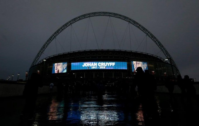 Το Wembley τίμησε τον Κρόιφ
