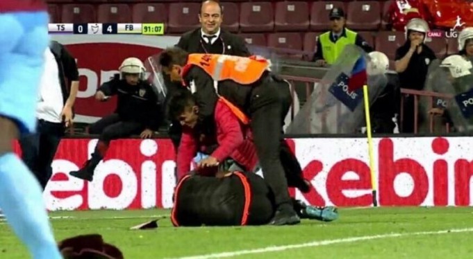 Οπαδός της Τραμπζονσπόρ δέρνει τον διαιτητή!