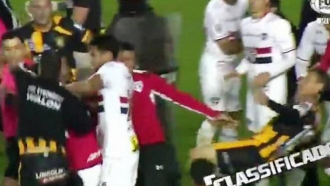 Απίστευτο ξύλο σε ματς του Κόπα Λιμπερταδόρες