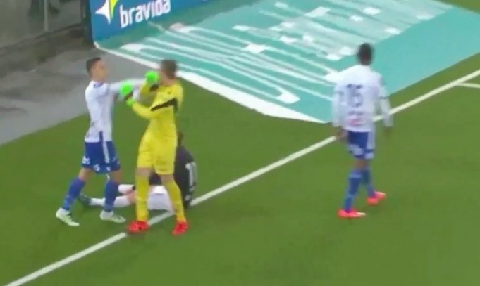 Αποβλήθηκε επειδή… τσακώθηκε με τον τερματοφύλακά του!