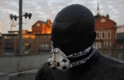 greenpeace-put-polution-masks-on-london-statues