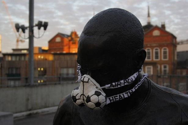 greenpeace-put-polution-masks-on-london-statues