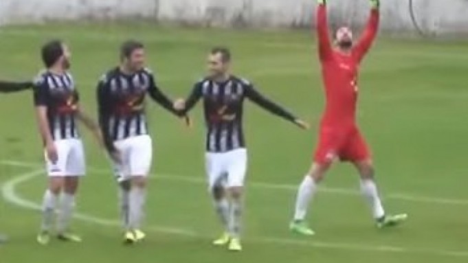 Τρομερό γκολ τερματοφύλακα από την περιοχή του!