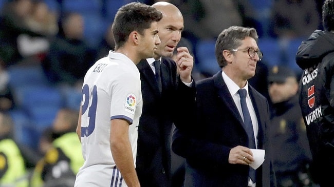 epa05654060 Real Madrid's French head coach Zinedine Zidane (C) gives instructions to his son, midfielder Enzo (L) during their second leg match of the King's Cup round of 32 played at Santiago Bernabeu stadium in Madrid, Spain on 30 November 2016. EPA/JUANJO MARTIN