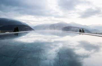 cantilevered-sky-pool-noa-hotel-hubertus-dolomites-italian-alps_dezeen_2364_col_2