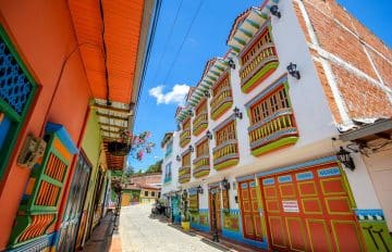 jessica-devnani-guatape-colombia-colorful-town-designboom-03