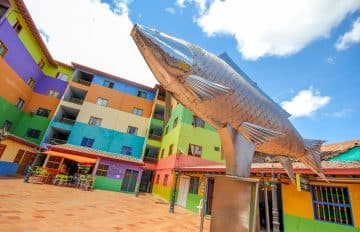 jessica-devnani-guatape-colombia-colorful-town-designboom-06