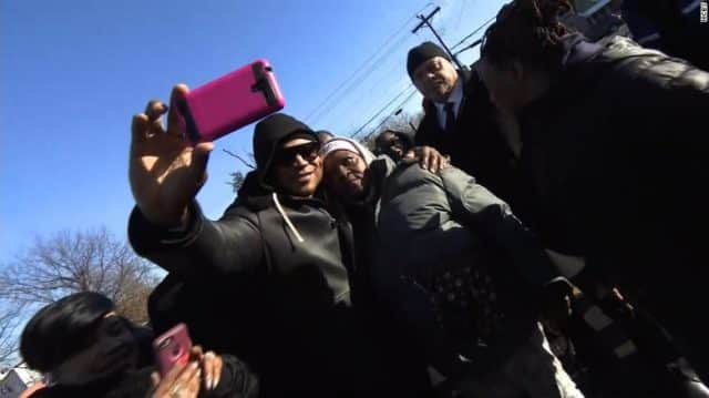 161221134142-iyw-ll-cool-j-with-fan-exlarge-169