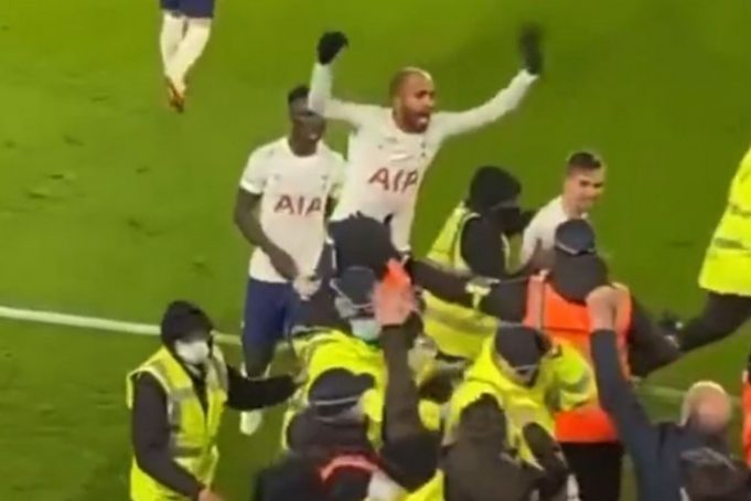 Τότεναμ: Ο Μόουρα πήδηξε στην πλάτη ενός σεκιούριτι για να πανηγυρίσει με τους οπαδούς