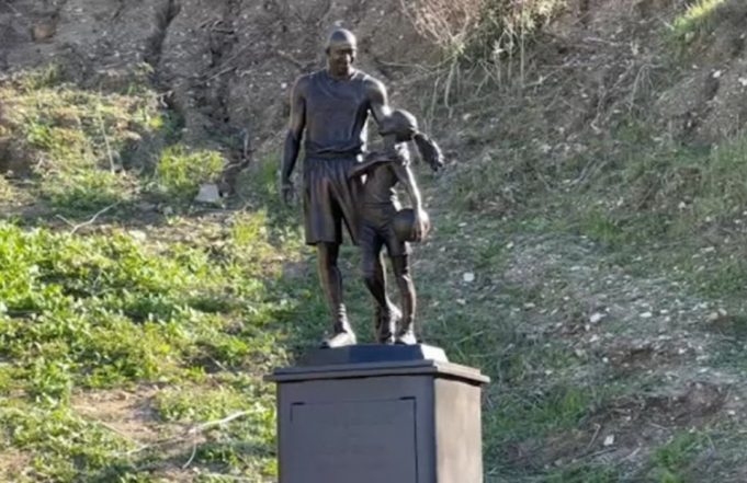 Αγαλμα του Κόμπι και της Τζιάνα στο σημείο της συντριβής