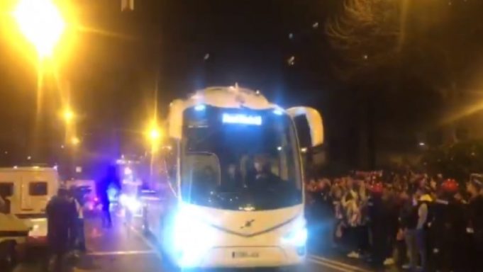 Οπαδοί πέταξαν αντικείμενα και έσπασαν τα τζάμια του πούλμαν των Μαδριλένων