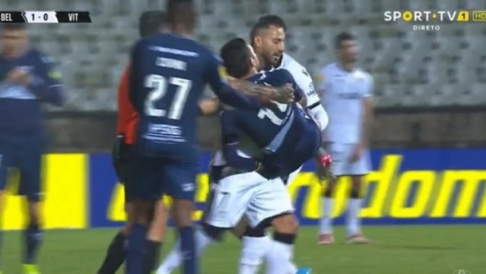 Κουαρέσμα: Πήρε αγκαλιά αντίπαλο για να τον βγάλει έξω και να μη χαθεί χρόνος!