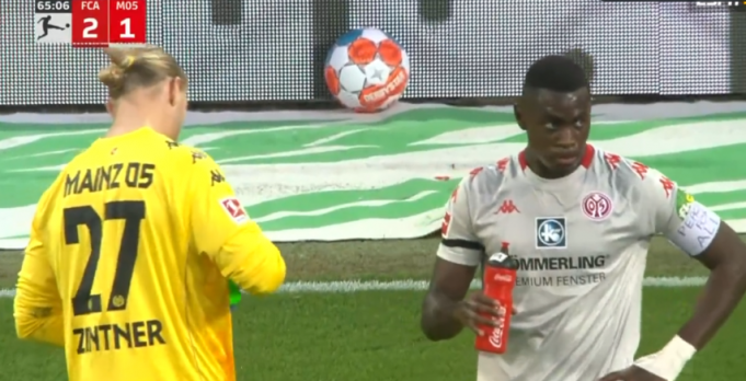 Ιστορική στιγμή στη Μπουντεσλίγκα: Διαιτητής διέκοψε το ματς για να πιεί νερό παίκτης που τηρούσε το Ραμαζάνι