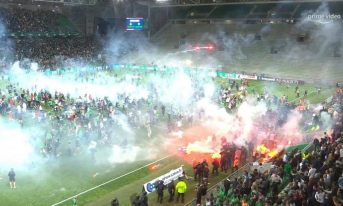 ΓΑΛΛΙΑ Τρομακτικό ντου και επίθεση με φωτοβολίδες από οπαδούς της Σεντ Ετιέν μετά τον υποβιβασμό!