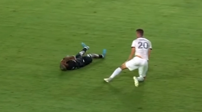 Σπάνιο «θέατρο» από ποδοσφαιριστή σε ματς των Λος Άντζελες Γκάλαξι